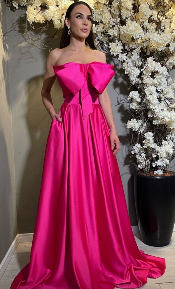 vestido de festa longo pink com maxi laço na frente do vestido, no corpete,  saia lisa  e decote tomara que caia