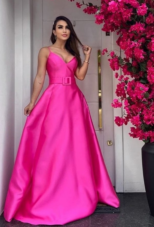 vestido de festa longo rosa pink vibrante modelo clássico com alças finas e saia ampla