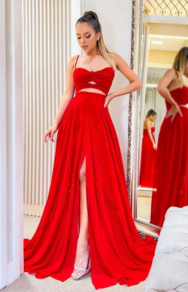 vestido longo vermelho com fenda frontal, alças finas e recorte na barriga