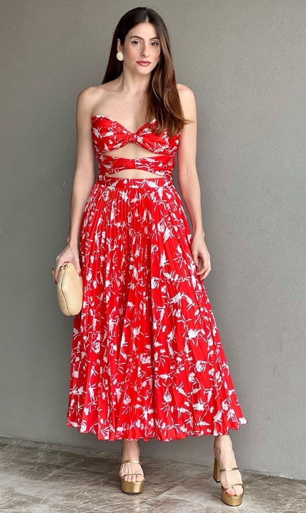 vestido midi vermelho com estampa floral 