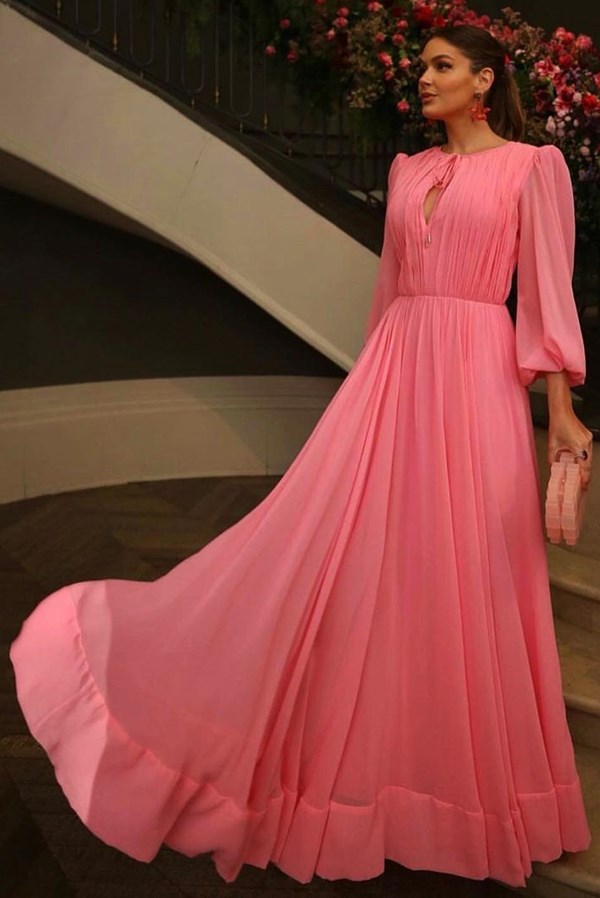 vestido de festa longo rosa chiclete com manga para madrinha de casamento