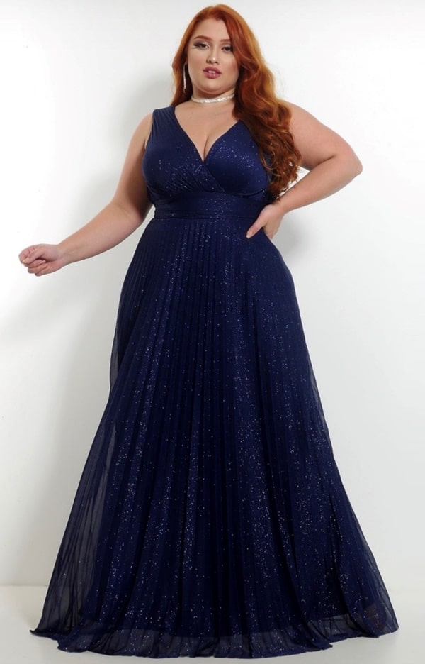 vestido de festa plus size longo azul marinho com brilho no tecido