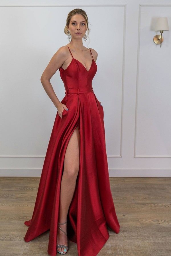 vestido de festa longo vermelho com fenda, alças finas e cinto do mesmo tecido do vestido