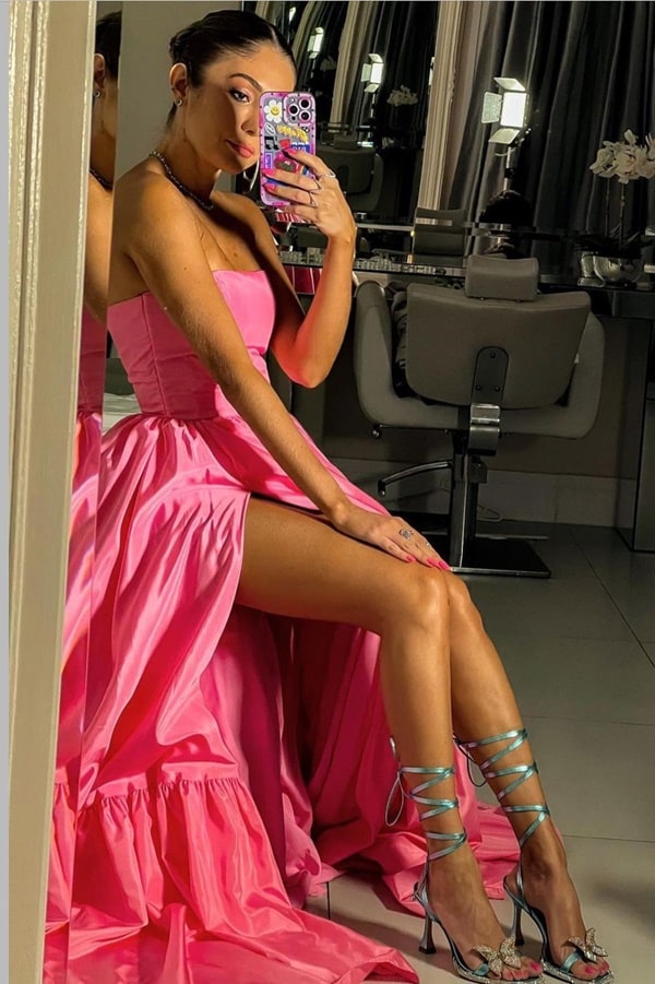 vestido de festa rosa chiclete com fenda e decote tomara que caia
