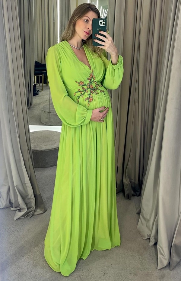 vestido de festa para gestante, modelo  longo fluido verde limão com manga longa soltinha. Vestido de festa ideal para convidada de casamento ou madrinha gestante