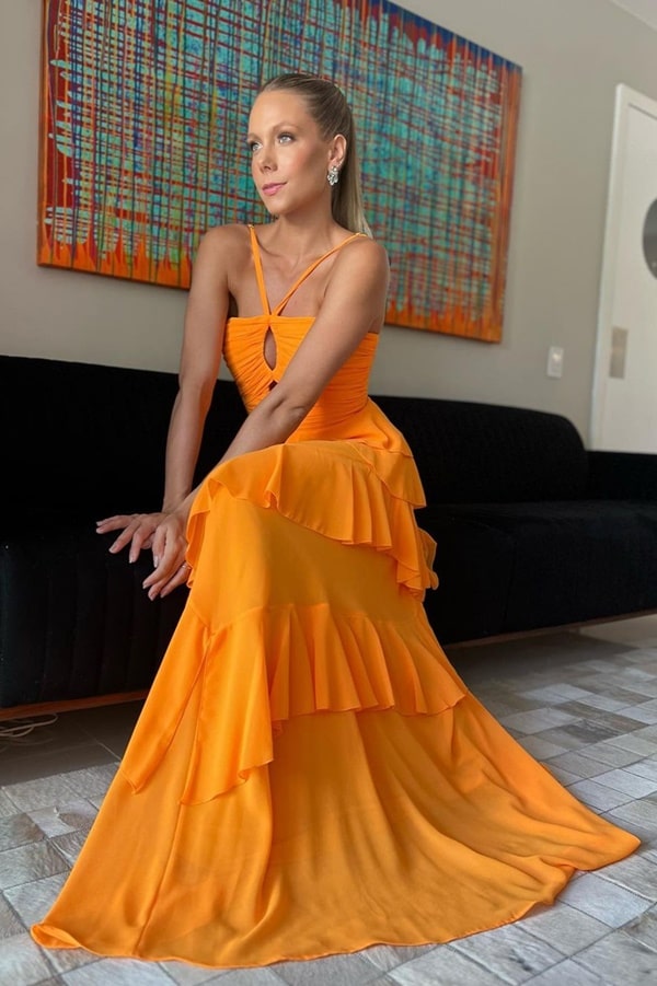 vestido longo laranja fluido com alças cruzadas para convidada de casamento