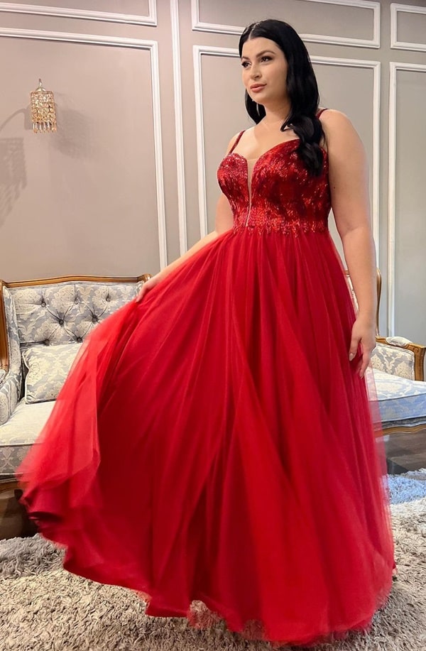 vestido de festa longo vermelho com saia lisa de tule e bordado na parte de cima do vestido