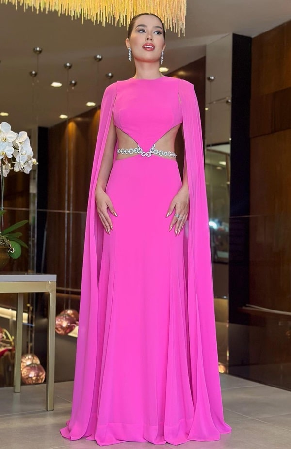 vestido de festa longo rosa chiclete com manga capa e recorte na cintura