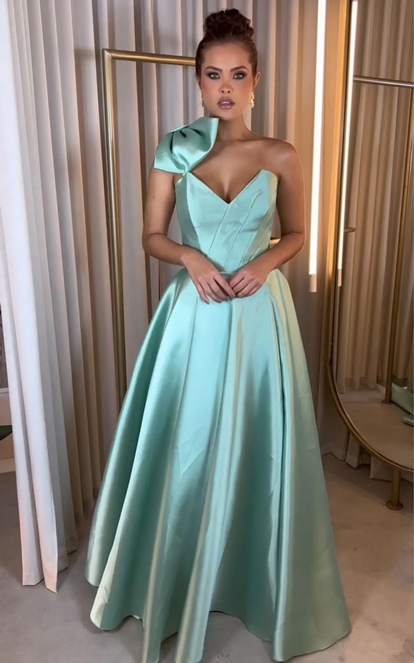 Vestido de festa estilo princesa de alfaiataria com  um ombro só