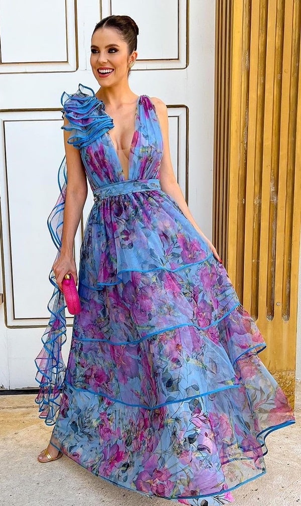 vestido de festa longo azul com estampa floral em tom de fúcsia