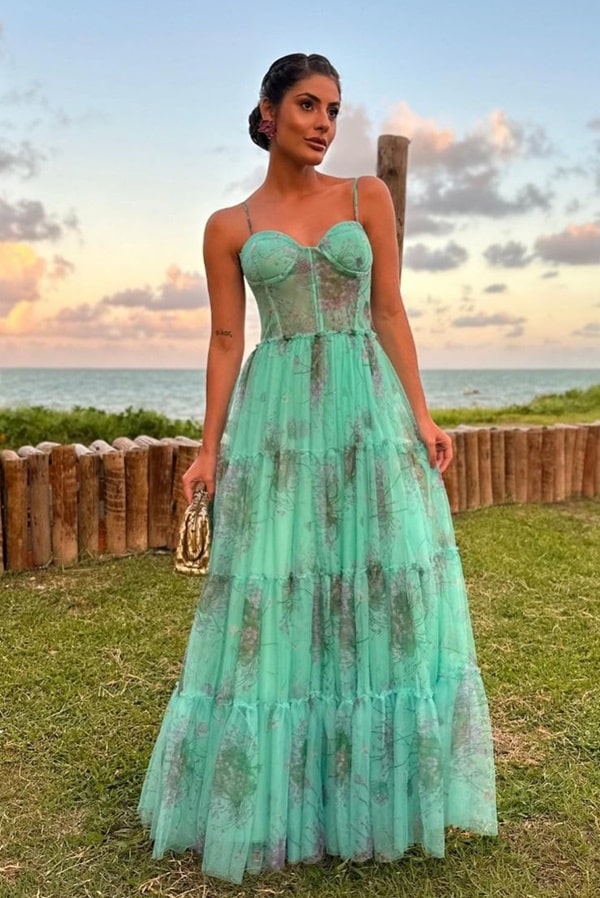 vestido estampado para convidada de casamento na praia: o vestido é verde menta é possui alças finas e saia fluida