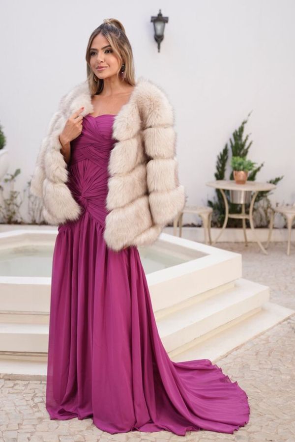vestido de festa longo fúcsia com casaco de pele 
