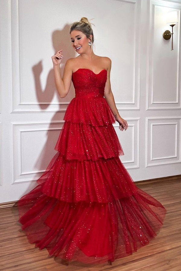 vestido de festa longo vermelho com brilho no tecido e saia em camadas