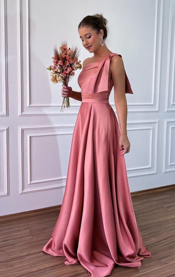 vestido de festa longo rosa canela para madrinha de casamento. Vestido um ombro só com maxi laço no ombro