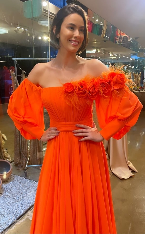 Vestido de festa longo laranja decote tomara que caia, mangas longas e aplicação de flores 3D