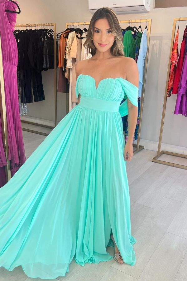 Vestido de festa longo tiffany bem fluido e com decote ombro a ombro. para madrinha de casamento