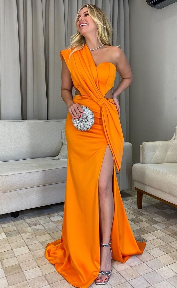 vestido de festa longo laranja justo com recorte na cintura, maxi laço e fenda