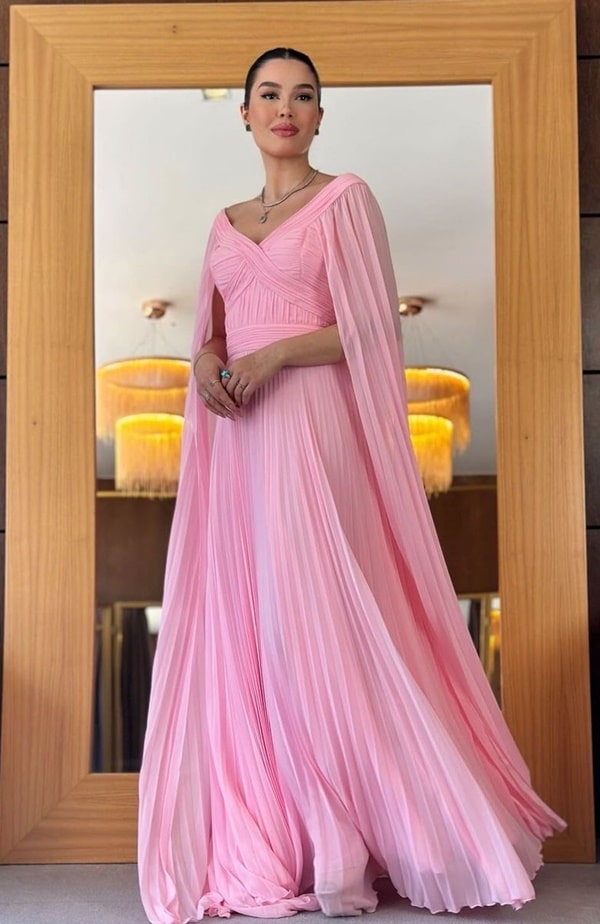 vestido de festa longo rose plissado com manga capa