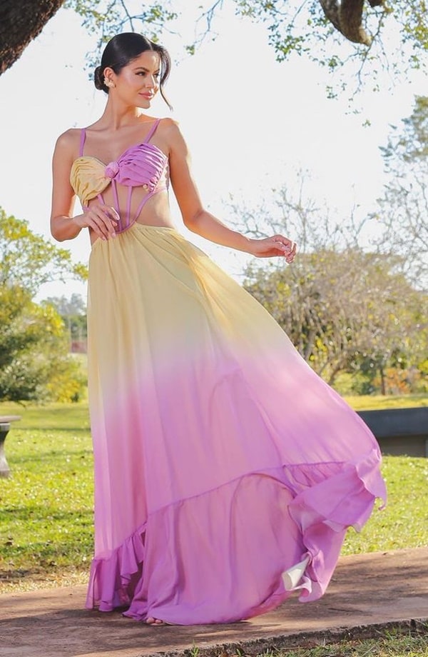 vestido longo fluido bicolor para convidada de casamento dia ao ar livre