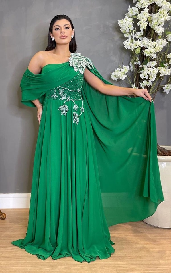 vestido longo verde para mãe de noiva ou noivo. Modelo semi bordado com capa