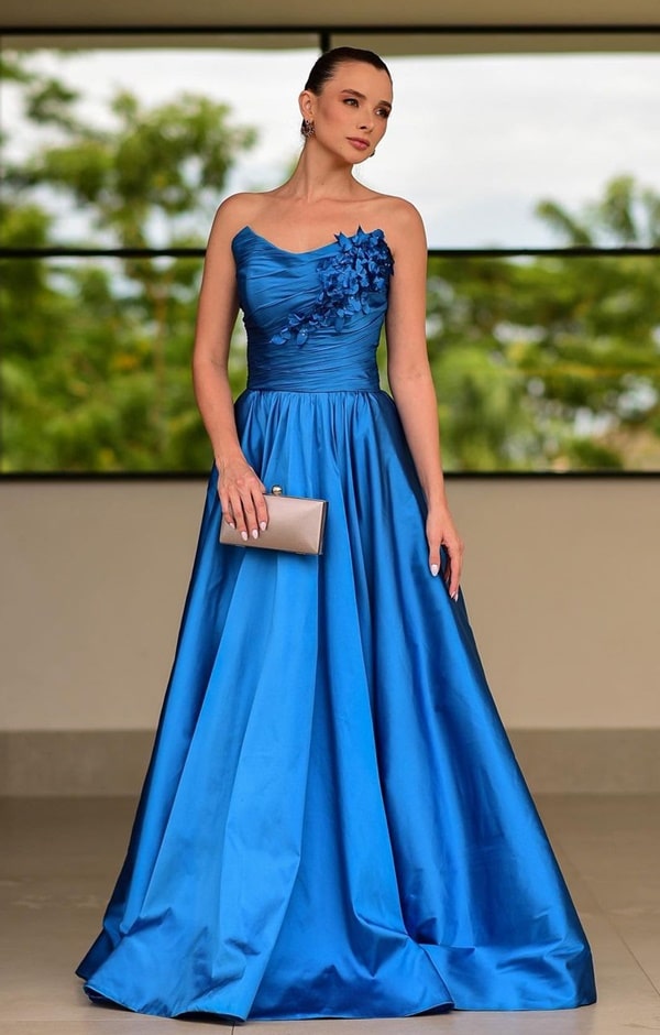 vestido de festa longo azul royal com decote tomara que caia e bordado de flores 3d