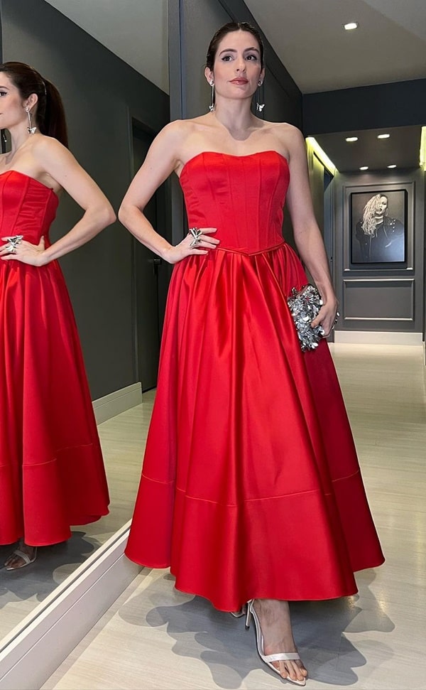 Vestido midi  vermelho com decote tomara que caia, corpete estruturado com barbatanas e saia ampla