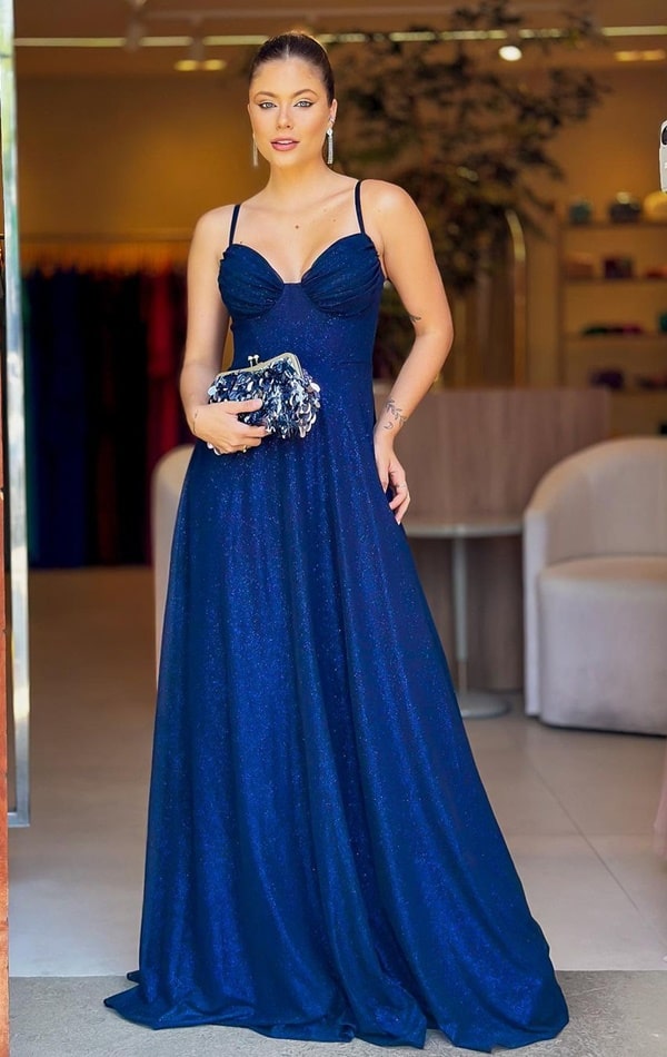 vestido azul marinho com brilho no tecido, modelo fluido com alças finas e busto modelado