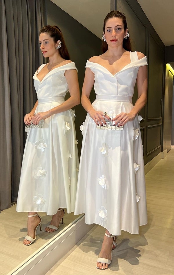 vestido branco midi longuete com aplicação de flores 3d  de tecido na saia