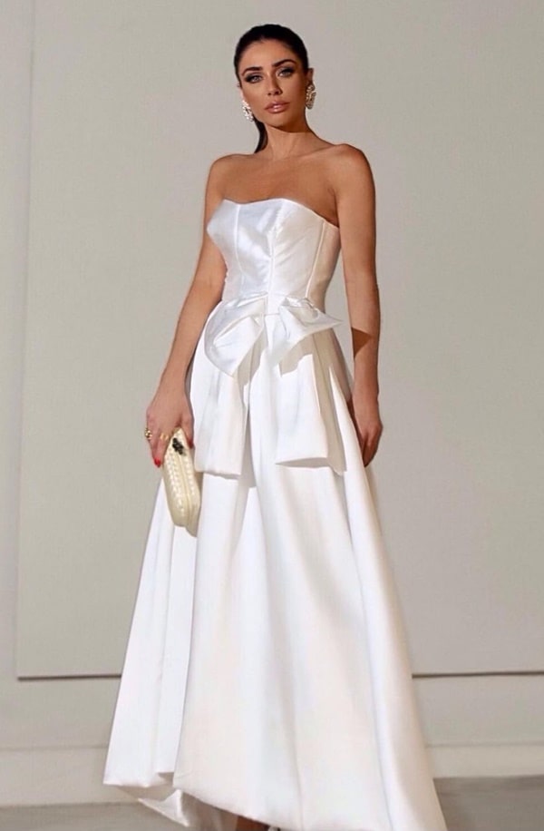 vestido branco longuete midi com frente mais curta, corpete estruturado e decote tomara que caia