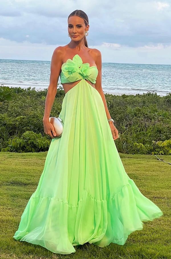 vestido verde fluido para convidada de casamento na praia. O vestido verde limão  possui  decote tomara que caia, recorte nas laterais e flores 3D no busto