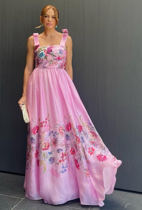 vestido rosa com estampa floral e alças largas com fechamento em laço