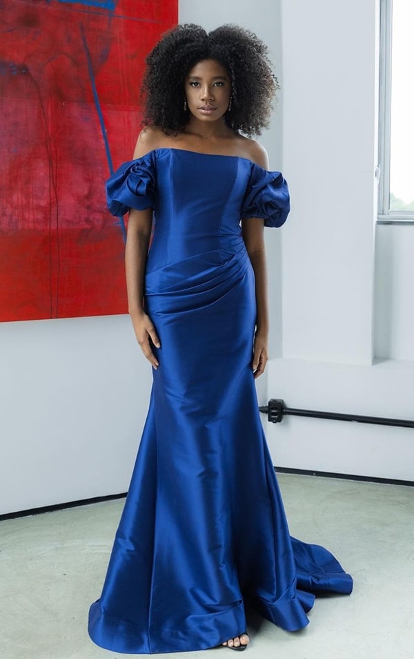 vestido de festa longo azul royal modelo semi sereia com decote ombro a ombro e manguinhas com volume