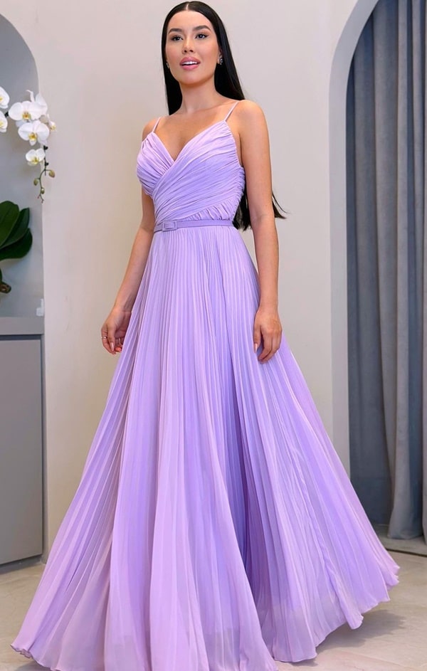 vestido longo lavanda plissado com alças finas e cintura marcada