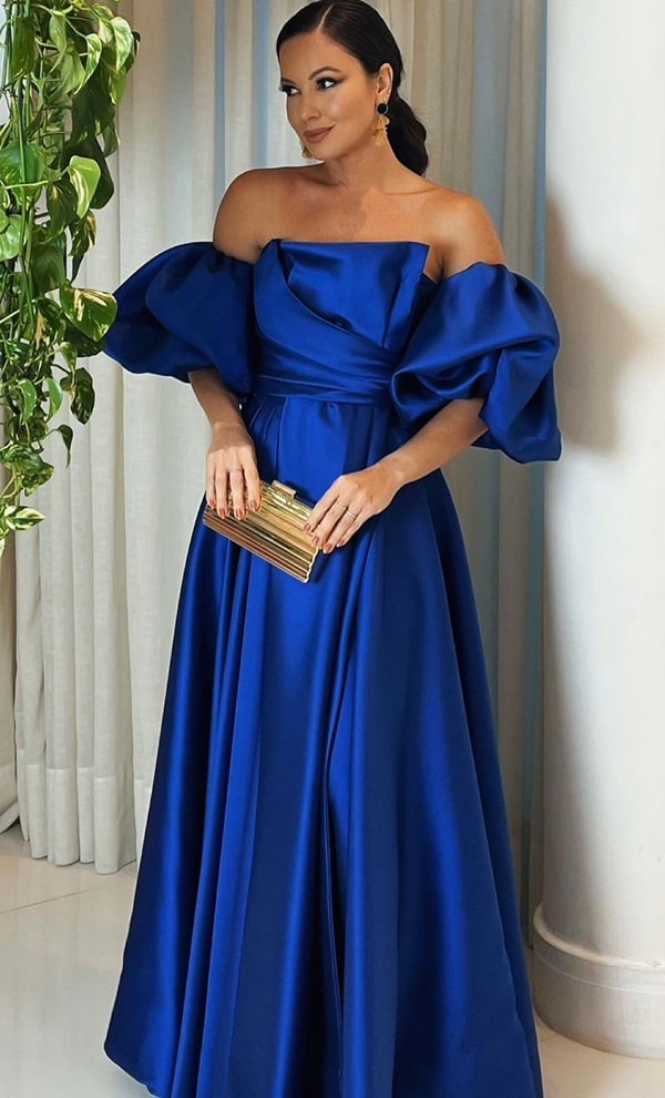 vestido de festa longo azul royal com manga curta bufante e decote ombro a ombro