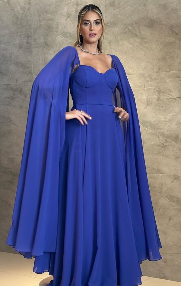 vestido longo azul royal com manga capa longa