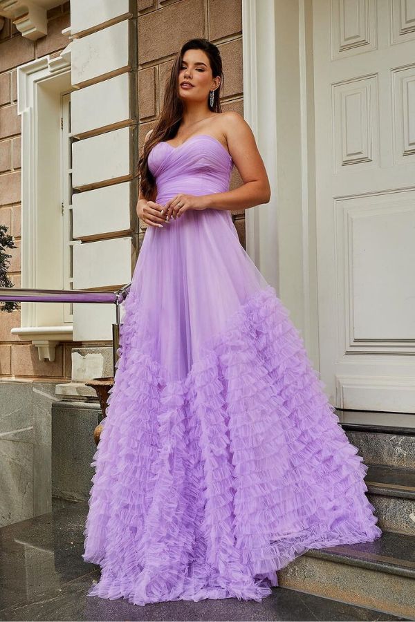 vestido de festa longo lavanda de tule com decote tomara que caia e babados na saia