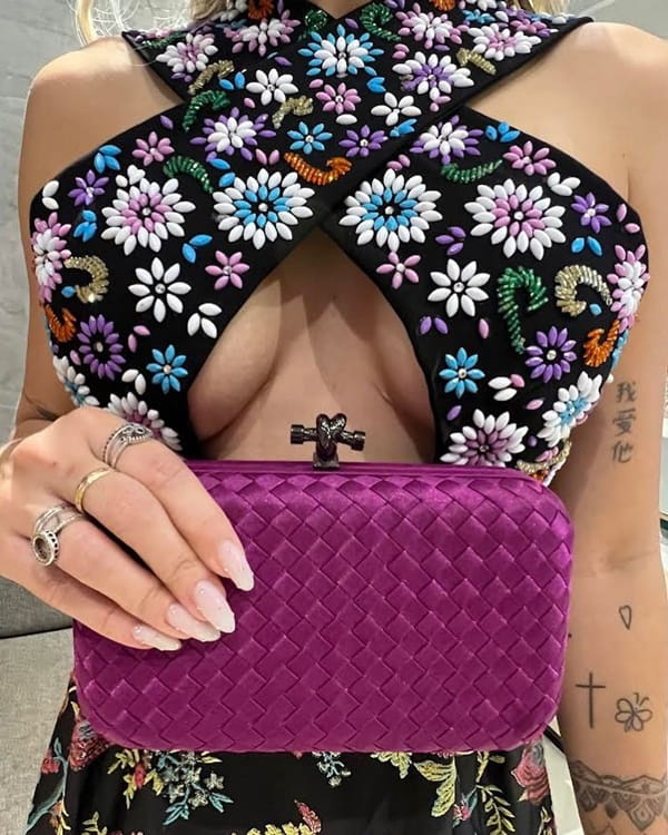 vestido longo preto com bordado colorido