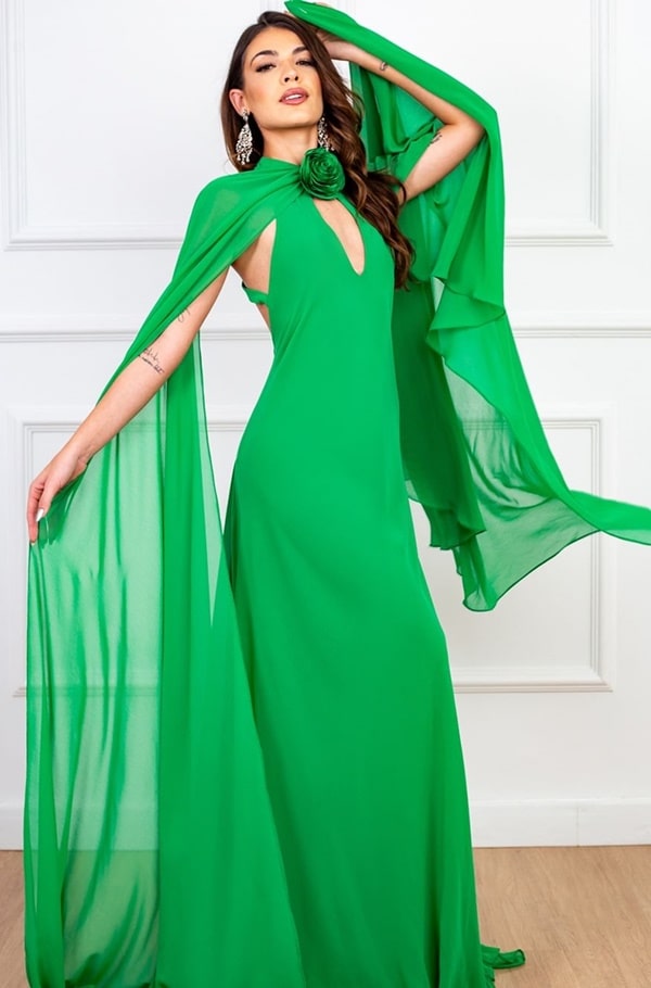 vestido longo verde com manga capa