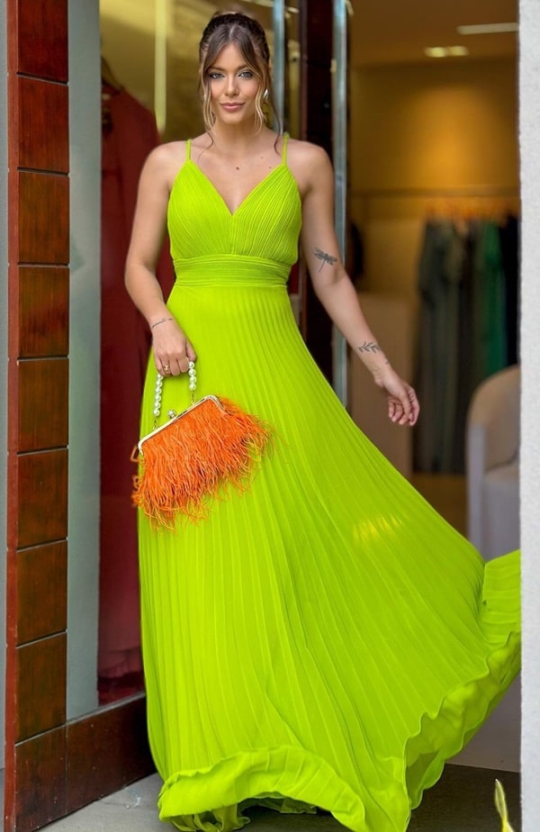 vestido verde lima plissado com alças finas