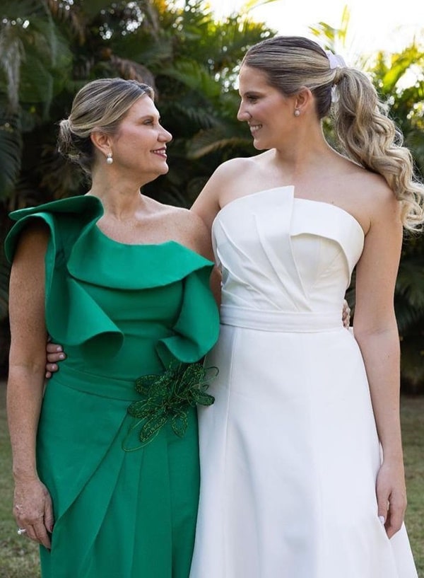 Mãe da noiva usando vestido de festa longo verde esmeralda