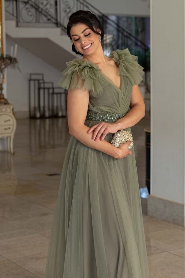 vestido de festa longo verde oliva para madrinha de casamento na igreja, vestido fluido de tule com decote discreto, mangas curtas com babados e cintura marcada com bordado