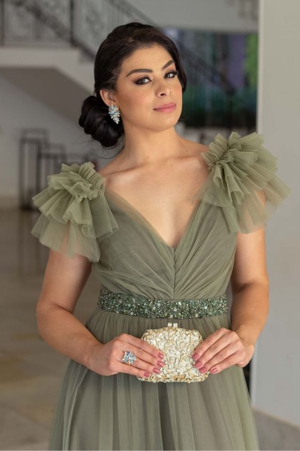 vestido de festa longo verde oliva para madrinha de casamento na igreja, vestido fluido de tule com decote discreto, mangas curtas com babados e cintura marcada com bordado