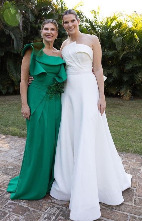 Mãe da noiva usando vestido de festa longo verde esmeralda em casamento à tarde