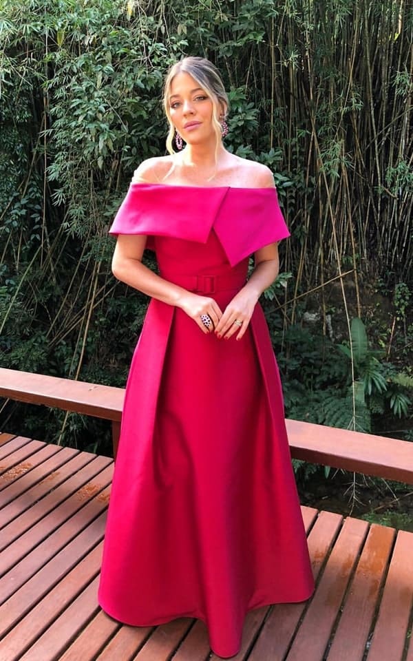 vestido vermelho para madrinha de casamento no campo