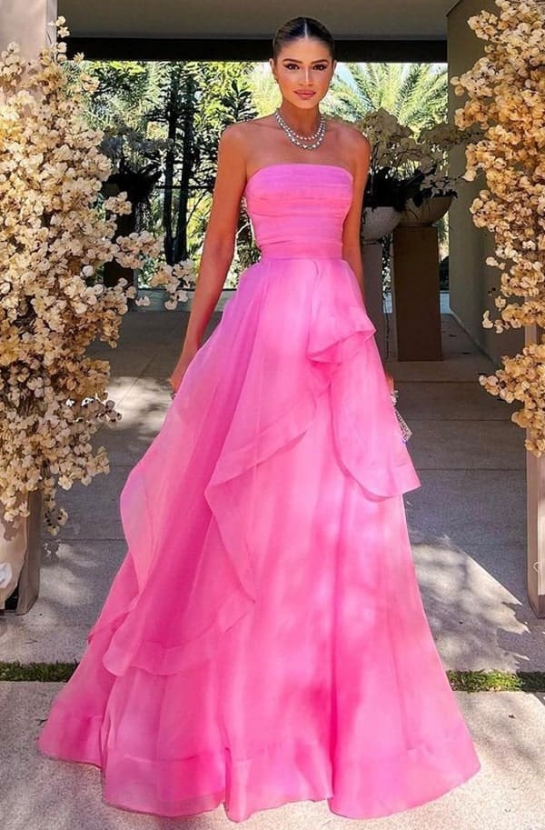 Thassia Naves vestido rosa com saia em camadas e decote tomara que caia casamento