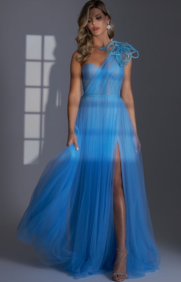 100 vestidos em tom azul claro para madrinhas
