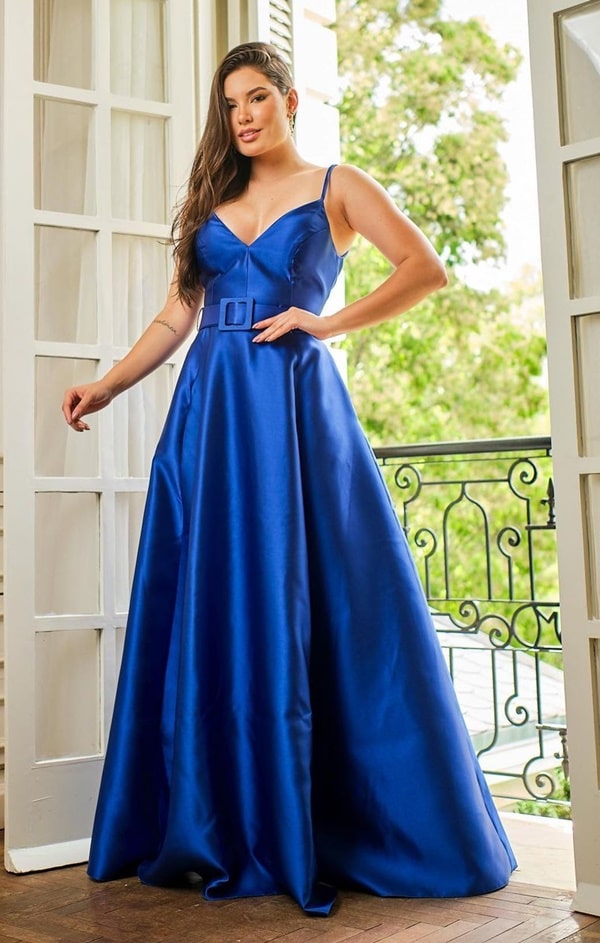 vestido longo azul royal com alças finas e cinto do tecido do vestido