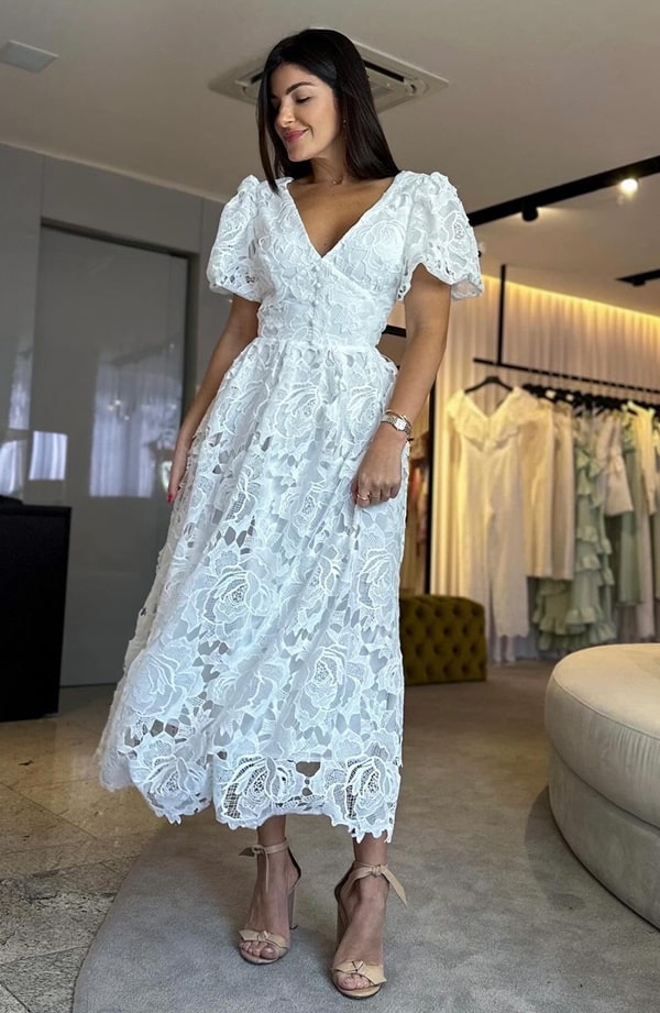 vestido branco midi de renda com manga curta