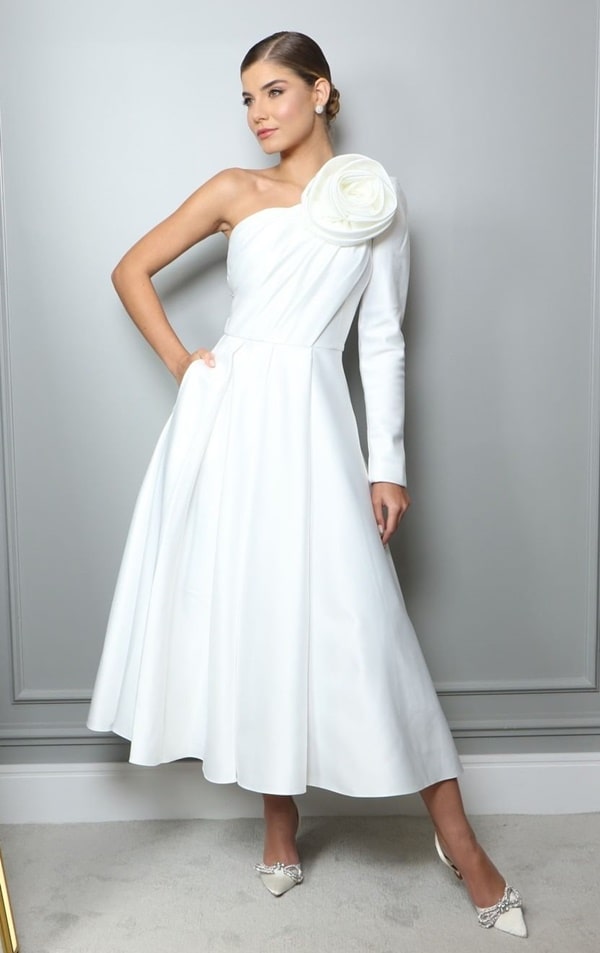 vestido branco midi uma manga longa com flor de tecido 3D