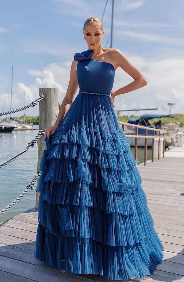 vestido de festa longo azul marinho modelo um ombro só com saia ampla de tule em camadas